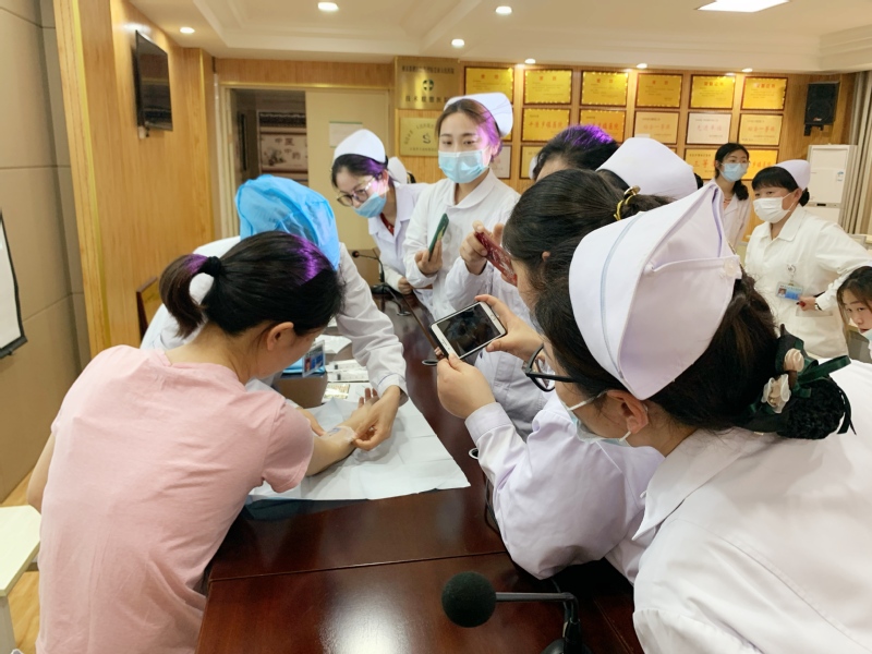 省静疗专科护士纪晓慧老师现场picc操作示范护理部副主任蔡敏走进病房