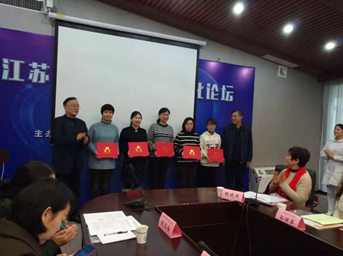 护理部主任唐红兰等人接受聘书  袁静秋摄_副本.jpg