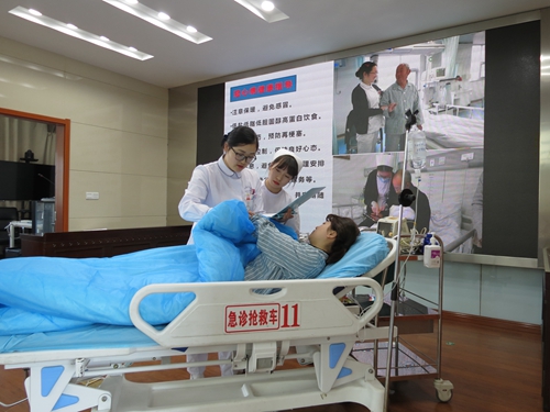 心内科带教老师丁乙倩带领实习生王媛媛为“心肌梗死”患者做健康教育 袁静秋摄_副本.jpg